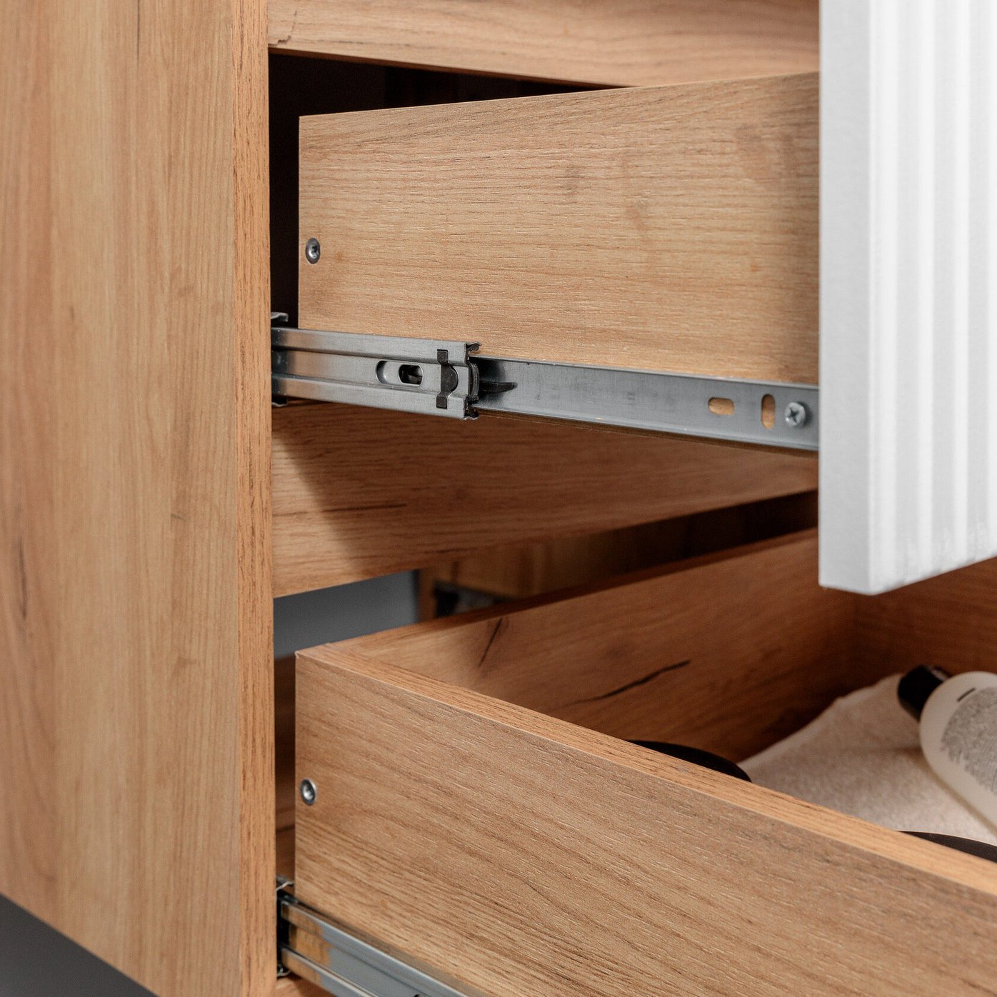 ПУРО 60 комплект, подвесной с 2 ящиками, фасад фрезерованный с нишами (под Астория), цвет Белый/Дуб крафт PU-T60-W/PW